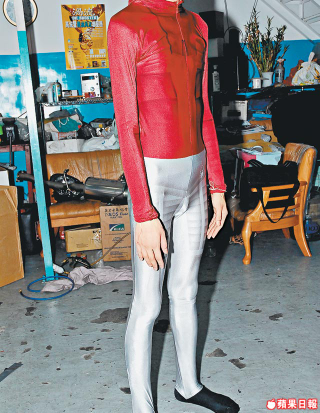 Illustration for article titled Real-Life Transforming Optimus Prime Costume